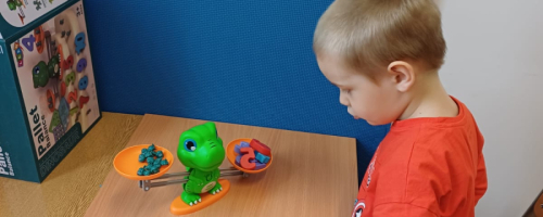 Dzieci korzystają z nowych pomocy dydaktycznych