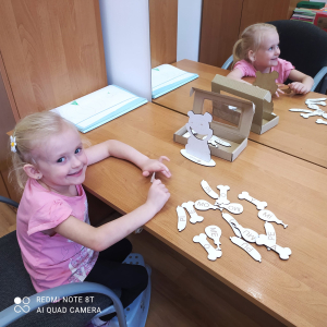 Ania karmi pieska samogłoskami i sylabkami