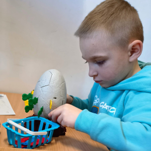 Mateusz chętnie poznaje zabawki dotyczące jego ulubionego tematu - dinozaurów