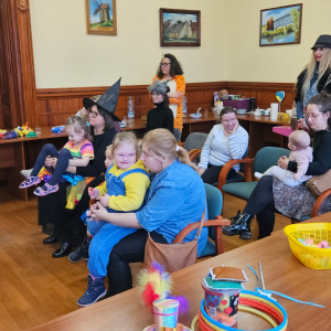 Dzieci oglądają przedstawienie magika