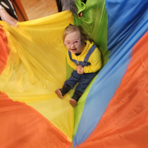 Ada lubi huśtanie na chuście